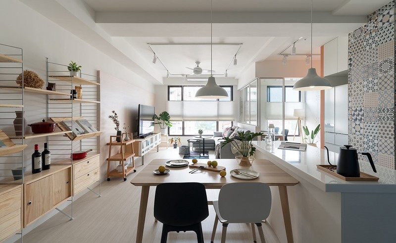 Màu sắc chủ đạo trong căn hộ là gam màu trắng và xám, mang đến cảm giác nhẹ nhàng, yên tĩnh.