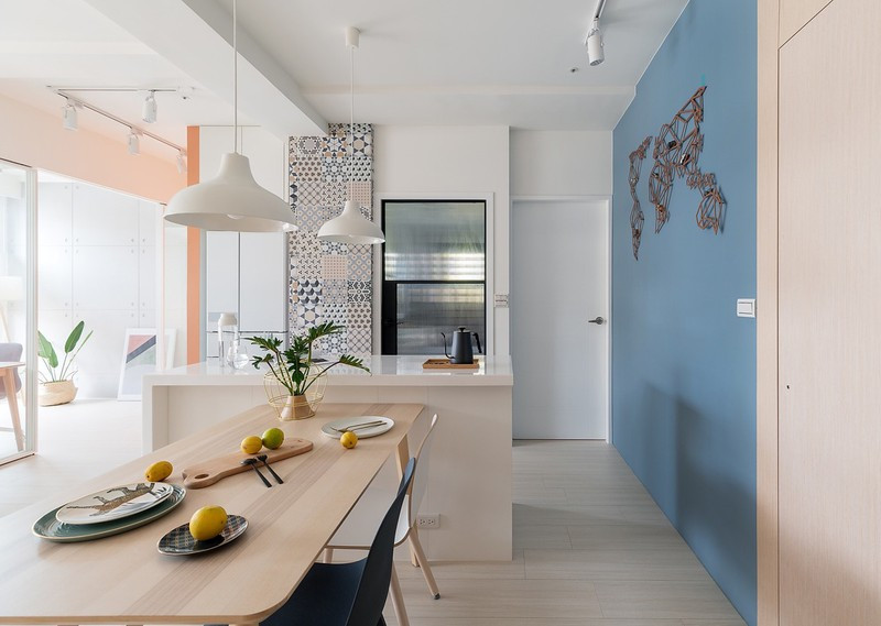 Đèn mặt dây chuyền làm nhiệm vụ chiếu sáng và trang trí cho bàn ăn.