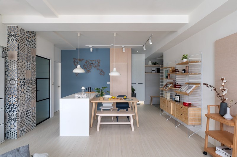 Vì không sử dụng tủ bếp nên gia chủ lắp đặt một chiếc kệ mở để lưu trữ.