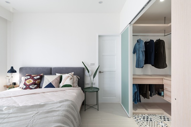 Tủ quần áo âm tường, nhằm tiết kiệm diện tích.