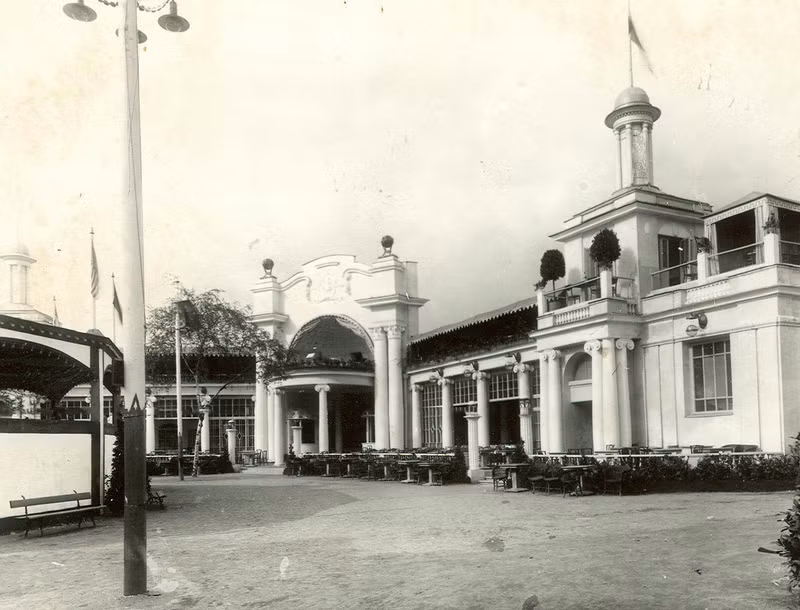 Ảnh chụp nhà hàng Luna Park vào một buổi chiều hè.
