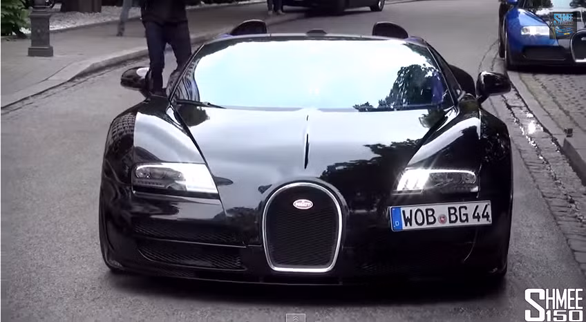 Chiếc Bugatti Veyron hầm phố trên đường phố Đức thu hút được sự quan tâm đặc biệt của người dân.
