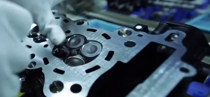 Yamaha R25 là mẫu xe đầy cá tính do hãng này chế tạo nhằm cạnh tranh với mẫu CBR 250 của Honda.