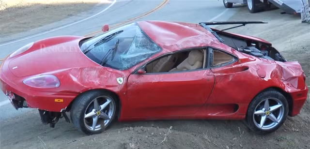 Chiếc Ferrari 360 Modena gặp nạn tại cung đường ma ám Mulholland.