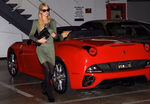 Paris Hilton xuất hiện bên siêu xe Ferrari California Spyder có giá 277 nghìn USD.