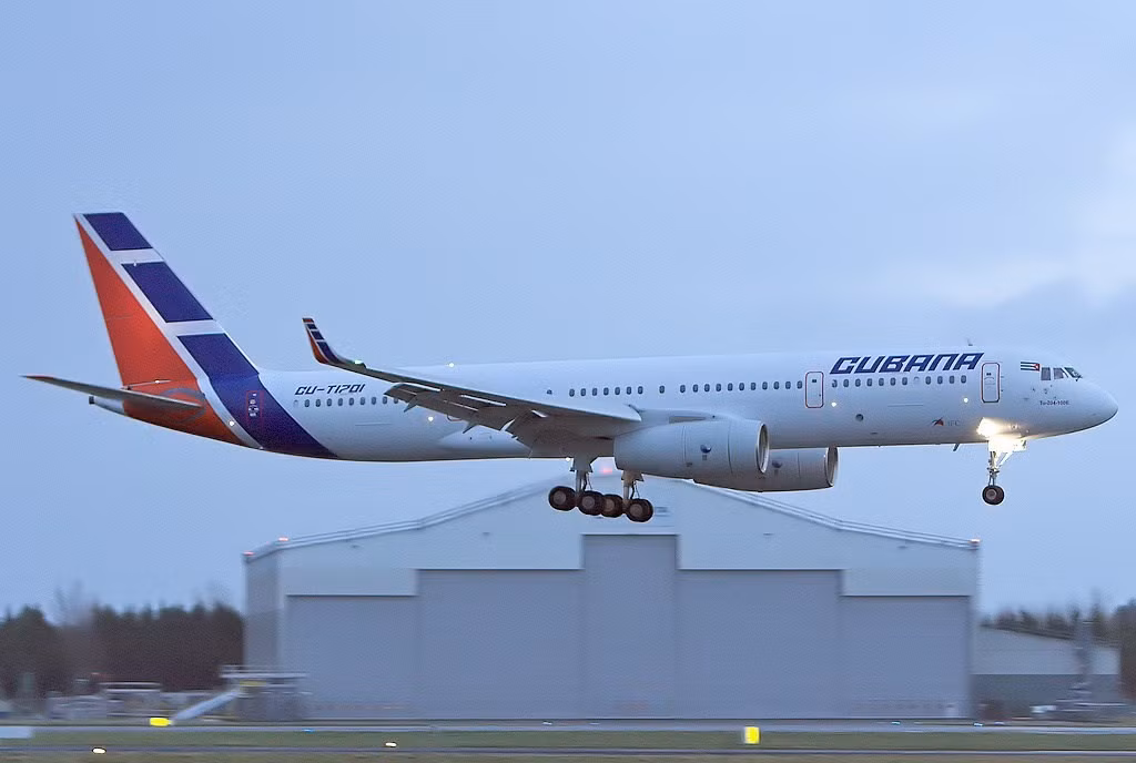 Tupolev Tu-204 là một máy bay chở khách tầm trung hai động cơ của Nga sản xuất năm 1989 nhằm thay thế cho loại máy bay phản lực ba động cơ tầm trung Tupolev Tu-154.