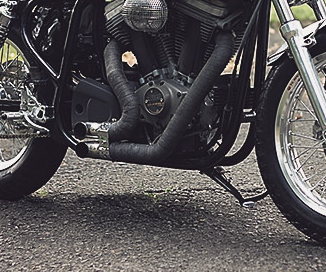 Cận cảnh ống xả khủng không giống ai được chế từ những ống sắt uốn quanh động cơ. Đặc biệt tiếng nổ từ ống xả này khá đanh, và chói tai với những người không quen với tiếng động cơ.