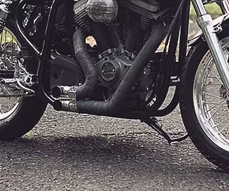 Cận cảnh ống xả khủng không giống ai được chế từ những ống sắt uốn quanh động cơ. Đặc biệt tiếng nổ từ ống xả này khá đanh, và chói tai với những người không quen với tiếng động cơ.