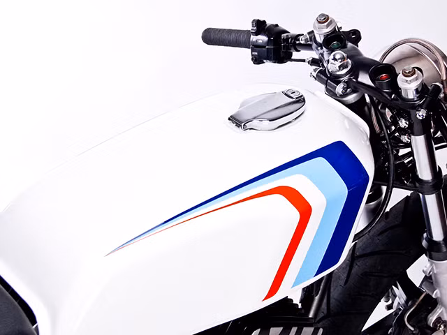 Bình xăng sơn trắng cùng đường viền trang trí thay thế biểu tượng Yamaha thuần túy.