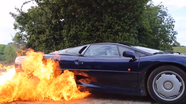 Chiếc Jaguar XJ220 đốt lốp đẳng cấp.