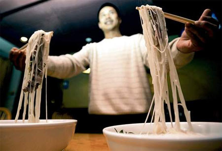 Không phải người Việt Nam, nhưng ông Joe Schumacher lại lựa chọn các món ăn Việt làm món ăn chính tại cửa hàng ẩm thực Phở Duy do mình thành lập tại bang Colorado, Mỹ. Ông cho biết, bản thân đã bật khóc khi 1 sinh viên Việt Nam nói lần đầu tiên sau 3 năm mới được ăn món phở có hương vị như mẹ nấu. Ảnh đầu bếp Phong Pham đang khoe 2 bát phở do mình nấu tại nhà hàng.