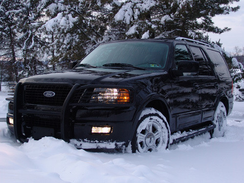 Expedition 2006 trang bị bộ vành 18 inch, lốp P255/70 của nhà sản xuất Pirelli, Ý. Trên bánh xe gắn các cảm biến áp suất lốp để cảnh báo lái xe khi không đủ hơi hay có hiện tượng bất thường.