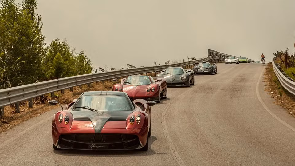 Dàn xế khủng Pagani nối đuôi nhau đi du lịch.