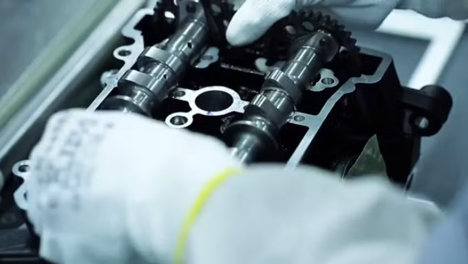 Các công nhân trong nhà máy lắp ráp Yamaha tại Indonesia đang lắp ráp các chi tiết trên thân xe Yamaha.