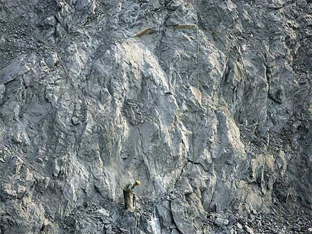 Trung Quốc là nước sản xuất và tiêu thụ nhiều xi măng nhất thế giới, chiếm 60%. Chỉ trong vòng 2 năm, sản lượng xi măng nước này sản xuất ra bằng cả nước Mỹ sản xuất trong thế kỉ 20.