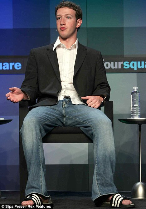 Mặc dù là một trong những tỷ phú trẻ nhất thế giới, tuy nhiên Mark Zuckerberg luôn lựa chọn thời trang khá đơn giản đến buồn cười. Anh thường lựa chọn quần ống rộng, mốt từ những năm 80 cùng đôi dép lê tuềnh toàng xuất hiện trước công chúng.