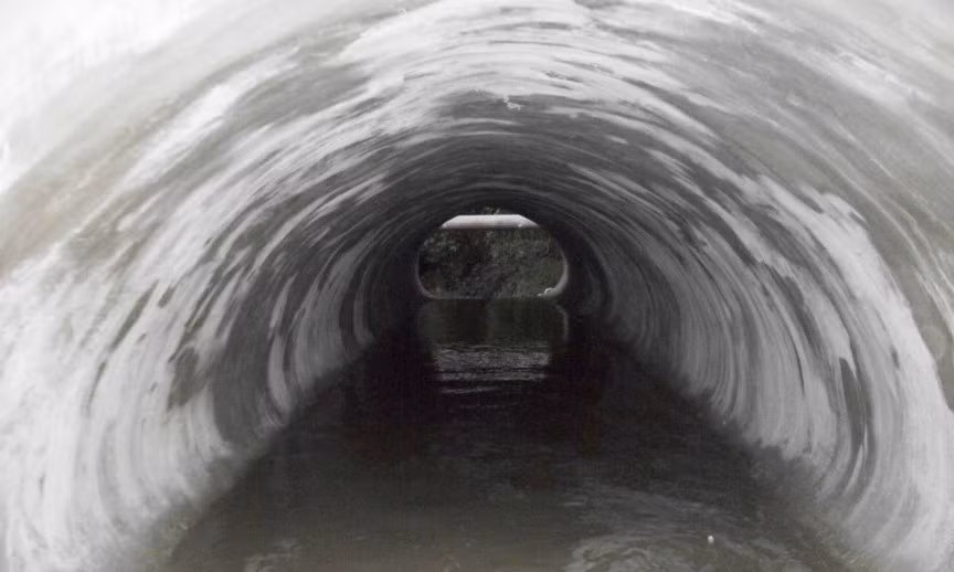 Đường cống ngầm bốc mùi hôi thối là nơi các công nhân vệ sinh cống làm việc.