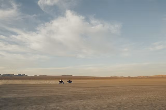 Ông Chris Bridgewater và bạn thử xe trên sa mạc.