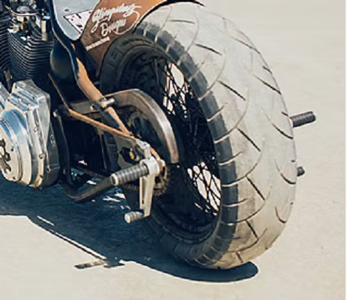 Lốp xe khủng có đường kính lớn hơn phiên bản cũ có khả năng bám đường cao.