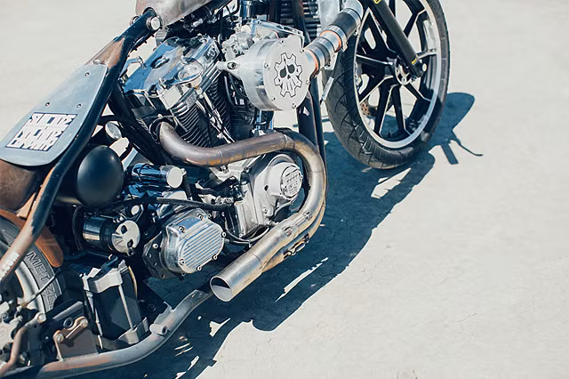 Yên xe thay vì được bọc đệm thì chỉ còn lại một miếng sắt mỏng ốp phía trên làm giảm chiều cao yên, giúp lái xe cúi thấp người, giảm lực cản của gió.