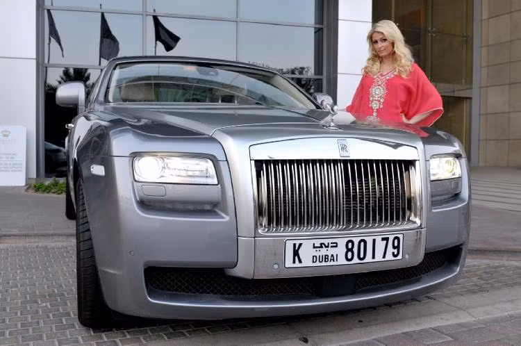 Chiếc Rolls-Royce Ghost của Paris có giá lên tới 300 nghìn USD.