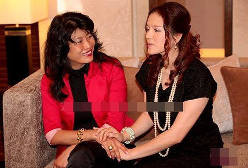 Lý Nhã Kỳ cùng mẹ nuôi là bà Alice Chiu.