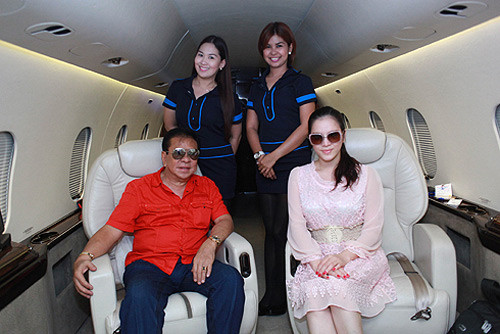 Lý Nhã Kỳ cùng anh nuôi Chavit Singson.