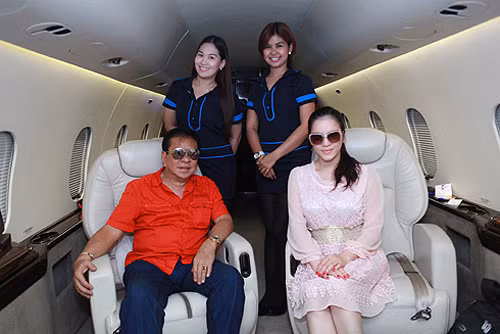 Lý Nhã Kỳ cùng anh nuôi Chavit Singson.