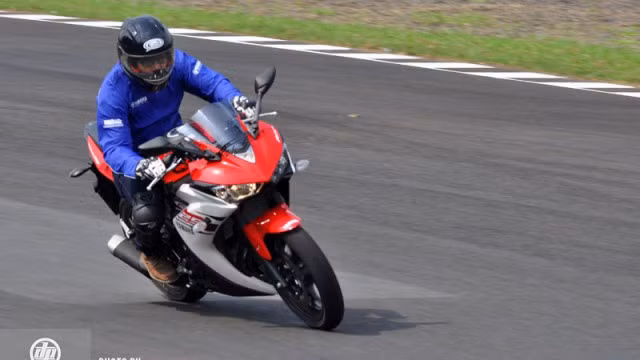 Các chuyên gia Indonesia thử nghiệm dòng xe mới Yamaha R25.