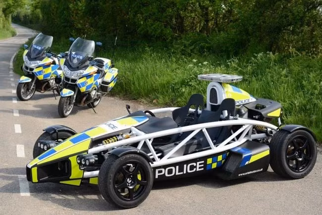Chiếc Ariel Atom PL khoe dáng cùng dàn mô tô tuần tra khủng BMW R1200RT của cảnh sát Anh.
