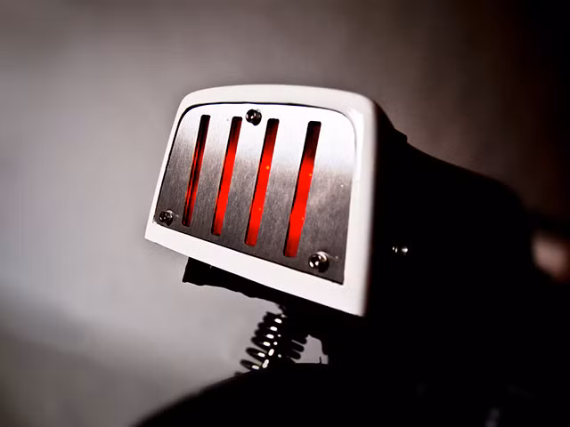 Đèn hậu cá tính được ốp một lớp lót sắt phía sau.