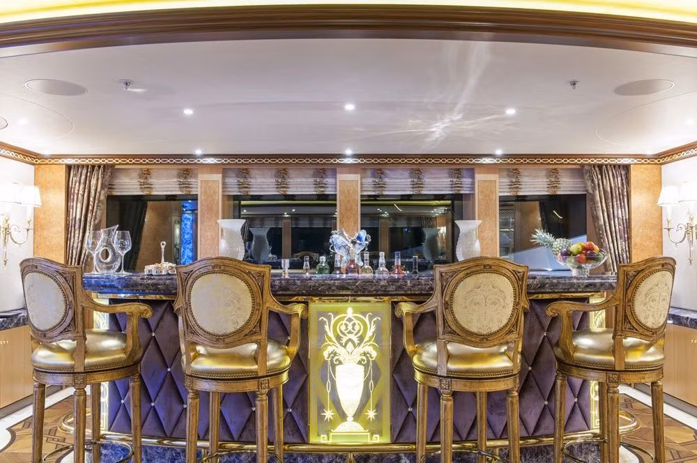 Quầy bar với các món đồ uống nổi tiếng luôn sẵn sàng phục vụ khách hàng.