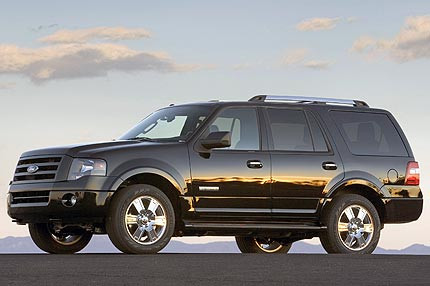 Kính cửa dày và chắn gió chế tạo theo công nghệ sóng âm. Bên cạnh đó, vị trí gắn động cơ và hệ truyền động cũng được gia cố lại nhằm loại bỏ dao động. Người bên trong xe được cách âm gần như hoàn toàn với bên ngoài.