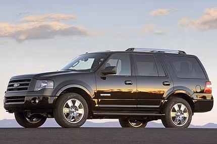 Kính cửa dày và chắn gió chế tạo theo công nghệ sóng âm. Bên cạnh đó, vị trí gắn động cơ và hệ truyền động cũng được gia cố lại nhằm loại bỏ dao động. Người bên trong xe được cách âm gần như hoàn toàn với bên ngoài.