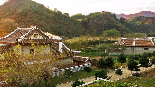 Ngôi nhà 16 nằm trên ngọn núi Mt Chilbo, thuộc tỉnh Hamgyong, phía Bắc của Triều Tiên, từng là nơi làm việc và nghỉ dưỡng của cố lãnh đạo tối cao Kim Jong-Il.