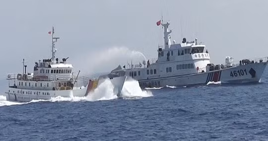 Tàu hải cảnh của Trung Quốc (phải) ngăn cản, ép hướng tàu kiểm ngư Việt Nam.