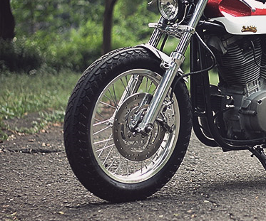 Bánh trước nhỏ được trang bị lốp bám đường chống trơn trượt. Ắc quy cấp điện được lấy từ dòng xe đua Buell XB12R.