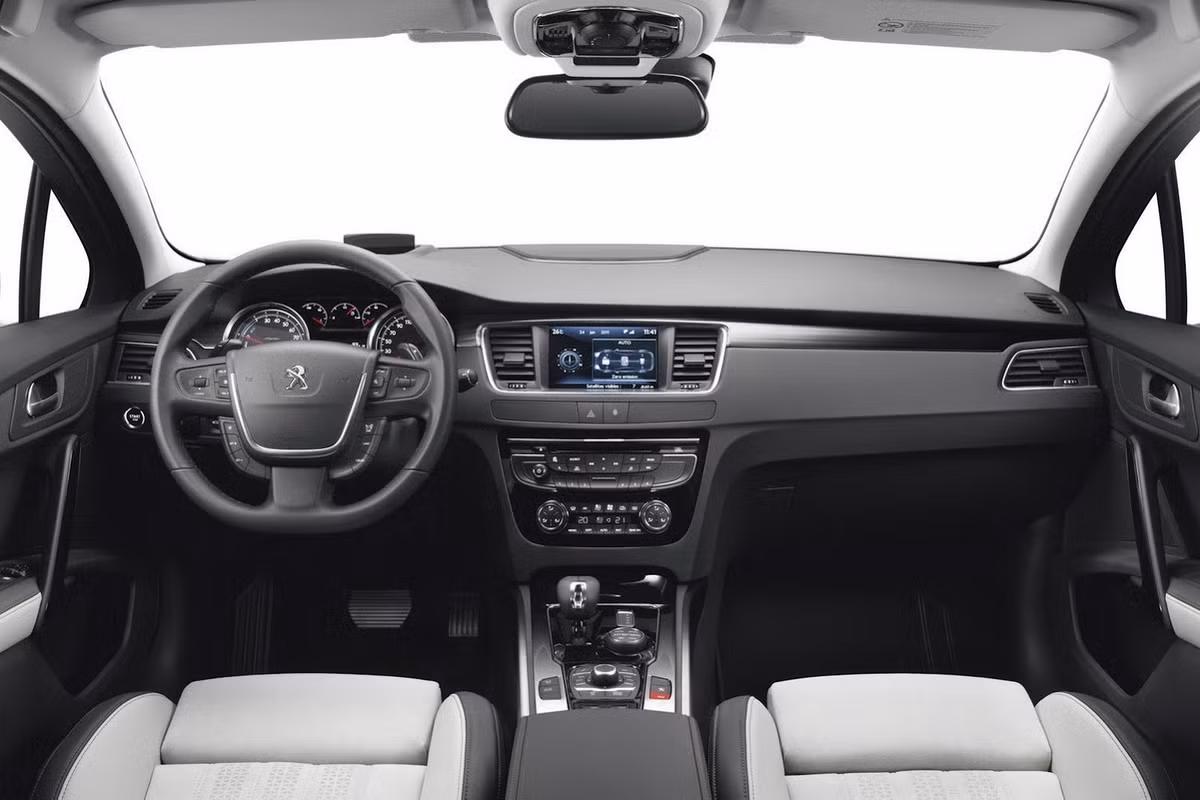 Nội thất lựa chọn 2 gam màu trắng và đen. Những tiện ích như điều hòa, dàn âm thanh được thiết kế sang trọng làm toát lên vẻ quý phái của chiếc xe.