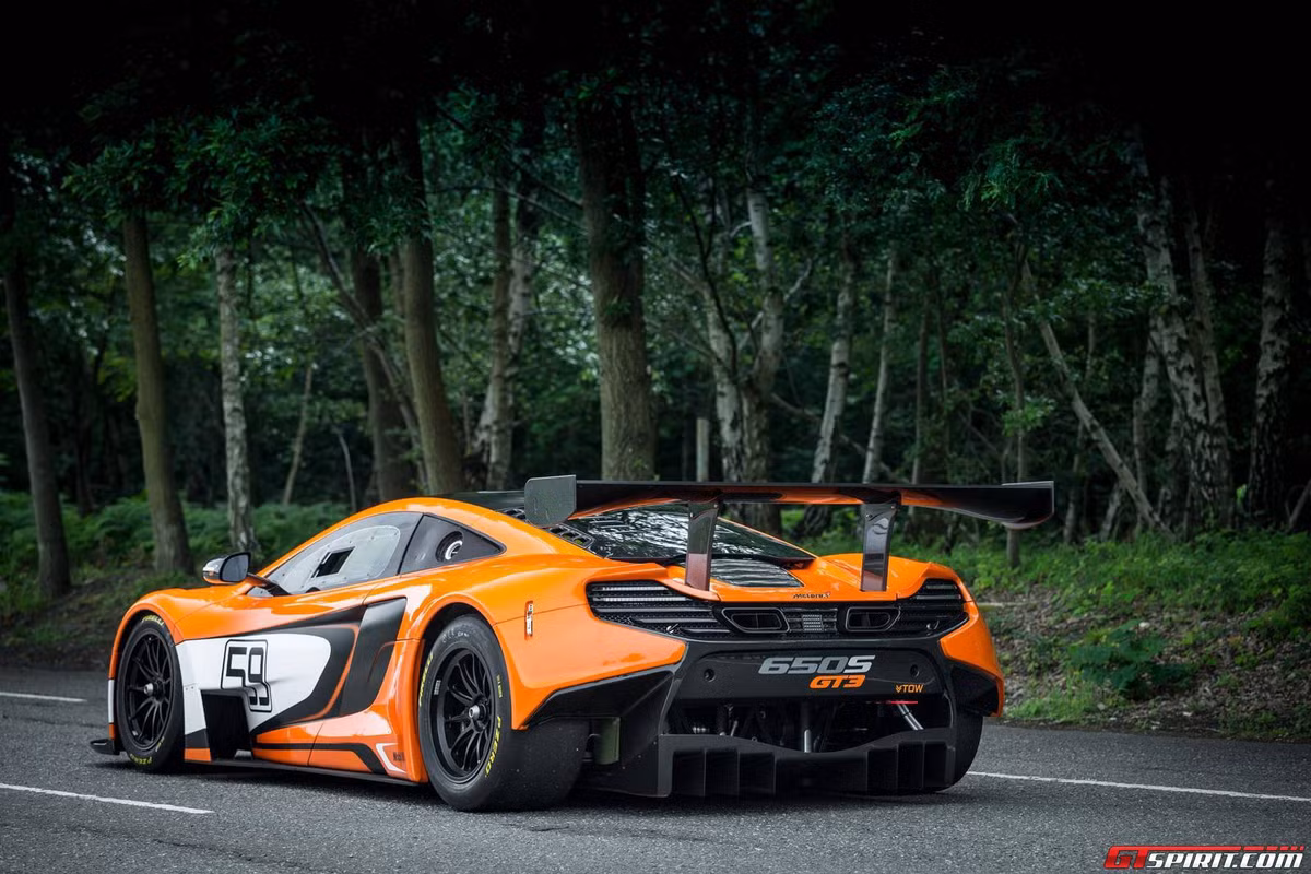 Đuôi xe thiết kế khá hầm hố với lớp khung xe nằm sát mặt đường.