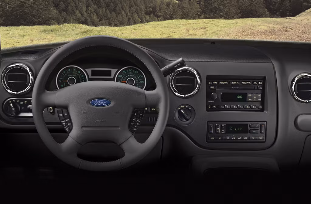 Nội thất Expedition rất ít các đường cong màu mè ở đây. Đặc biệt, hốc đựng cốc có mặt ở khắp nơi, từ hộc đựng đồ tới thành xe hàng ghế sau. Điều hòa trên Expedition thuộc loại 2 chiều nóng lạnh, có điều chỉnh phụ.