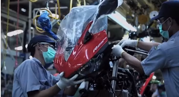 Cận cảnh lắp ráp đầu xe Yamaha R25.