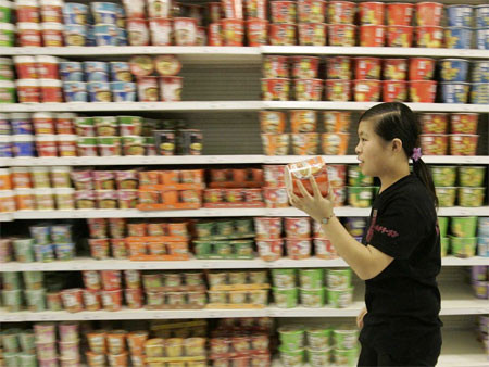 Trung Quốc được coi là quốc gia tiêu thụ mỳ ăn liền hàng đầu thế giới. Năm 2011, Trung Quốc đã bán ra 42,5 tỷ gói mỳ, đủ nuôi toàn bộ dân số Angeria ngày 3 bữa trong 1 năm.