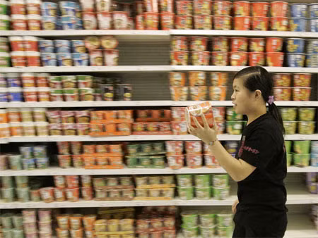 Trung Quốc được coi là quốc gia tiêu thụ mỳ ăn liền hàng đầu thế giới. Năm 2011, Trung Quốc đã bán ra 42,5 tỷ gói mỳ, đủ nuôi toàn bộ dân số Angeria ngày 3 bữa trong 1 năm.