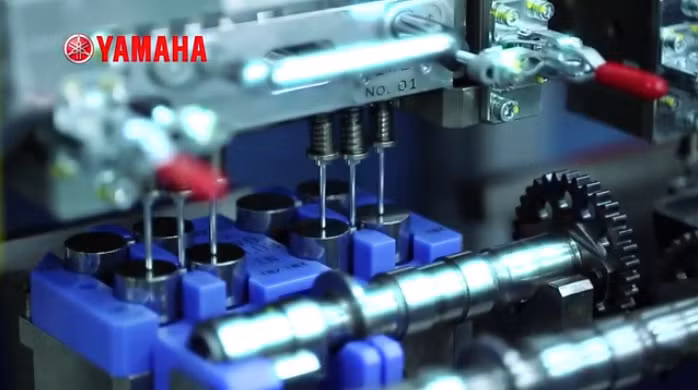 Ngay sau khi chính thức tuyên bố sự ra đời của mẫu xe mới R25, hãng Yamaha đã giới thiệu một đoạn clip ghi lại chi tiết từng công đoạn chế tạo mẫu xe này tại 1 nhà máy tại Indonesia.