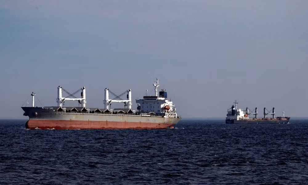 "Nhưng cần lưu ý, các công ty như vậy đang bị chính phủ phương Tây nhắm đến, dự kiến biện pháp trừng phạt mới sẽ được đưa ra sớm nhất nhằm chặn đường xuất khẩu của Nga một cách triệt để hơn", tờ báo Anh kết luận.