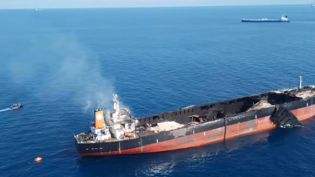 Tờ báo Anh Financial Times (FT) mới đây đã tiến hành một cuộc điều tra kỳ công về cách Nga mua tàu chở dầu cũ để trang bị cho "hạm đội bóng tối" của mình.