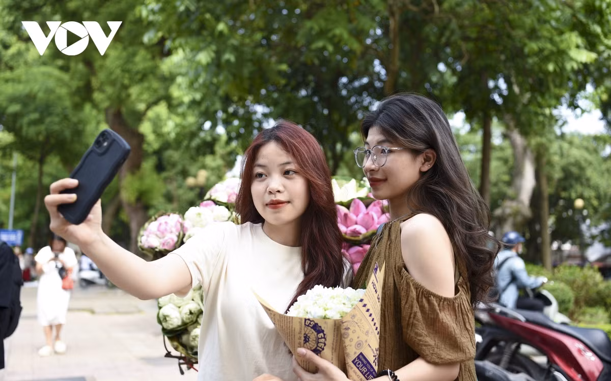 Em Quỳnh Anh (Gia Lâm, Hà Nội) cho biết, em cảm thấy rất xốn xang, hào hứng mỗi khi Hà Nội vào thu. Năm nào cũng vậy, mỗi độ thu sang, em cùng các bạn lại rủ nhau đến các tuyến phố bán nhiều hoa để lưu lại những khoảnh khắc đẹp nhất trong năm. Đây cũng là mùa đẹp nhất, gợi cho em nhiều cảm xúc nhất.