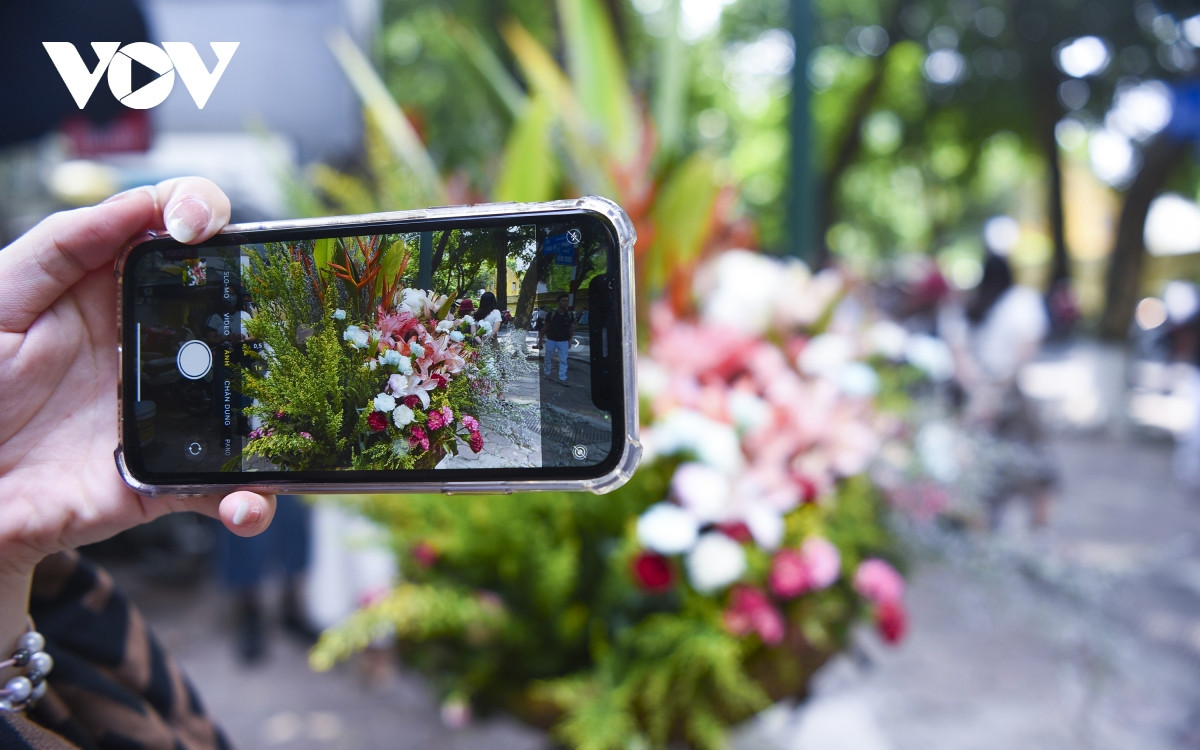 Nhiều người nói, đến Hà Nội trong những ngày thu không phải chỉ để ngắm nhìn những con phố cổ lãng mạn trước khung cảnh lá vàng rơi, cảm nhận không khí se lạnh mà còn để ngắm nhìn những gánh hàng rong chở cả “trời thu Hà Nội”.