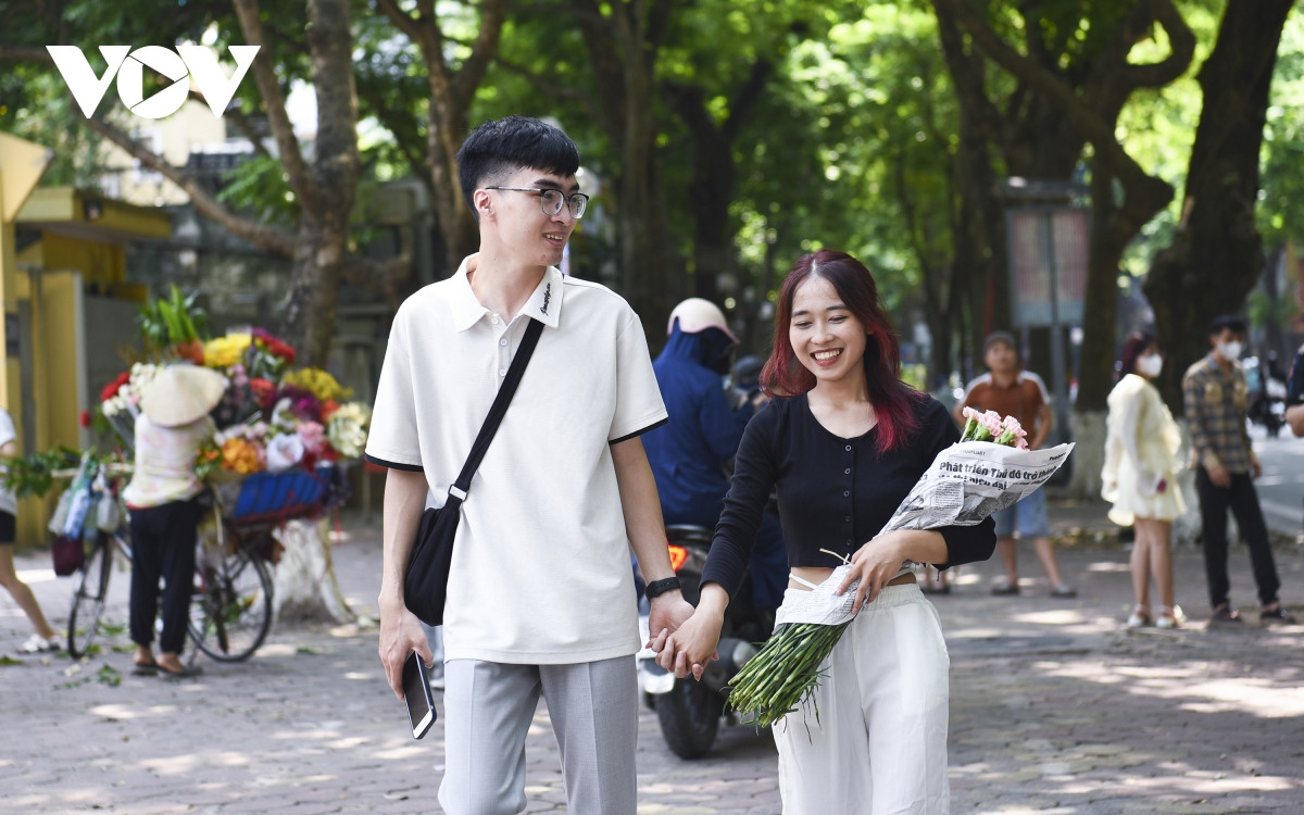 Em Nguyễn Thu Hoài (sinh viên Học viện Công nghệ bưu chính viễn thông) thì cho hay, 2 năm sinh sống và học tập tại Hà Nội, em luôn có cảm xúc đặc biệt về mùa thu nơi đây. “Ngoài các gánh hàng hoa, nét đặc trưng của Hà Nội, em còn yêu thích các món ăn đặc trưng của mùa thu như: cốm, sấu chín… Em mong rằng, mỗi năm sẽ có một bộ ảnh thật đẹp để lưu lại nét thanh xuân và nét đẹp độc đáo của mùa thu Thủ đô”.