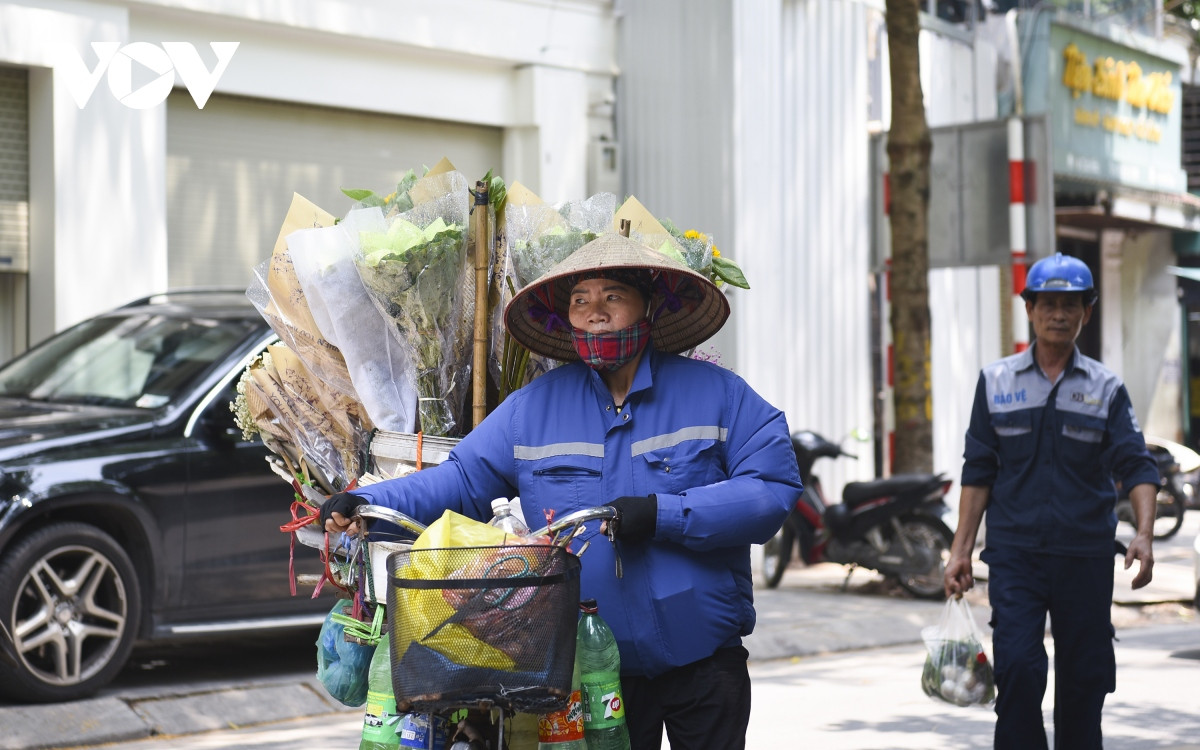 Trên các con phố như Thụy Khuê, Phan Đình Phùng, đường Thanh Niên... không khó để bắt gặp những chiếc xe đạp, xe máy chở đủ loại hoa theo mùa.